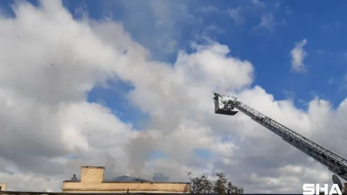 Süleymaniye'de metruk bir bina alev alev yandı