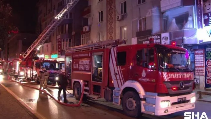 Sultanbeyli'de 5 katlı binanın çatısı alevlere teslim oldu