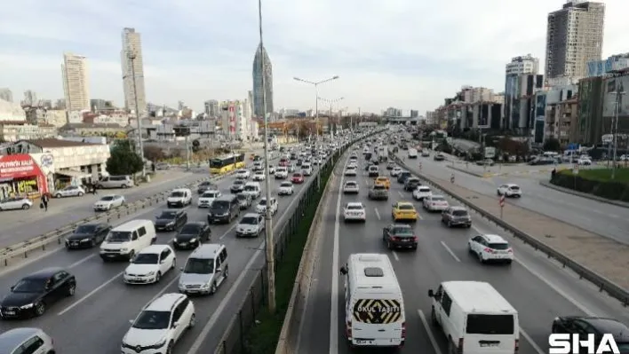 56 saat sürecek kısıtlama öncesi E-5'te trafik yoğunluğu