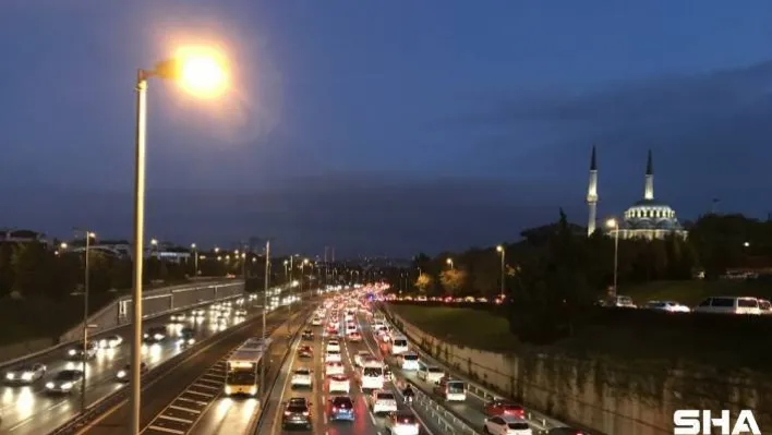 56 saatlik kısıtlama sonrası İstanbul'da trafik yoğunluğu yüzde 40'ı aştı