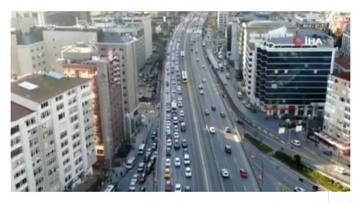 80 saatlik sokağa çıkma kısıtlaması öncesi trafik durma noktasına geldi