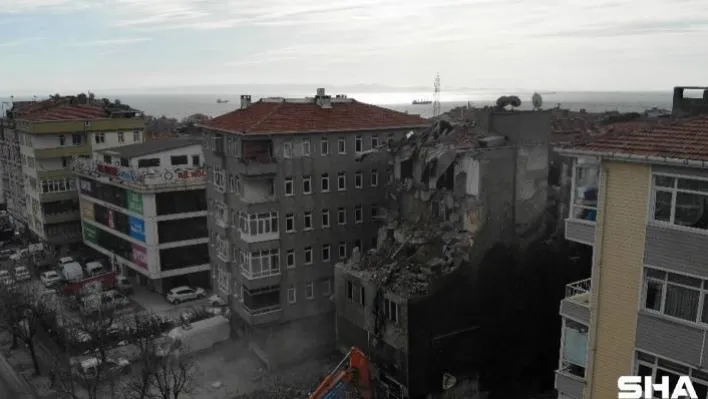 Avcılar'da E-5 kenarında en dikkat çeken binaydı, yıkımı yapıldı