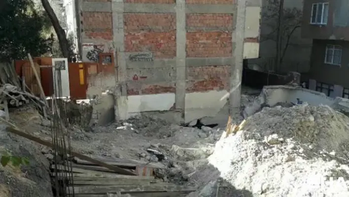 Bahçelievler'de inşaat çalışması sırasında temeli zarar gören 5 katlı bina boşaltıldı