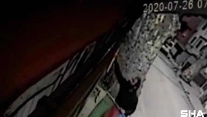 Beykoz'da Azerbaycan ve Türk bayraklarına çirkin saldırı kamerada