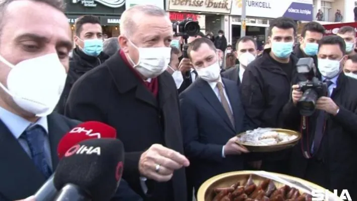 Cumhurbaşkanı Erdoğan'dan gazetecilere sucuk şekeri ve pestil ikramı