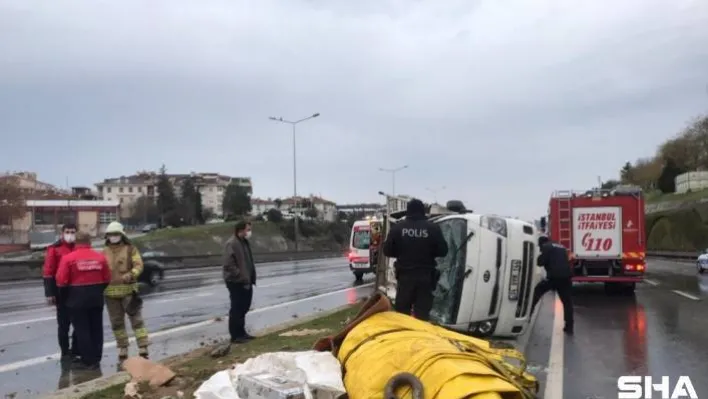 D-100 karayolunda aşırı hız yapan kamyonet devrildi: 2 yaralı