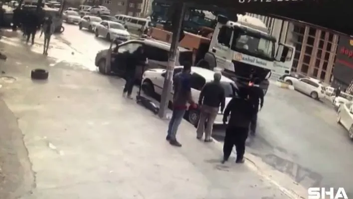 Esenyurt'ta iş makinesi ticari araca çarptı, o anlar kamerada