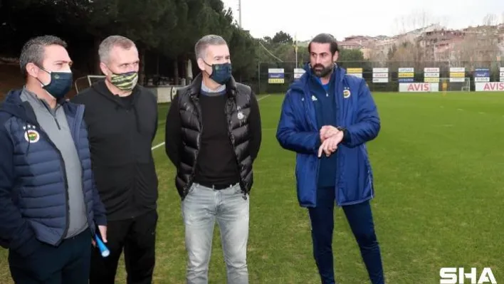 Fenerbahçe Başkanı Ali Koç, Yönetim Kurulu Üyeleri Mustafa Kemal Danabaş ve Selahattin Baki ile Sportif Direktör Emre Belözoğlu, sarı-lacivertli takımın bugünkü antrenmanını yakından takip etti.