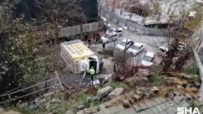 Freni boşalan nakliyat kamyonu 10 metre yükseklikten boş alana uçtu