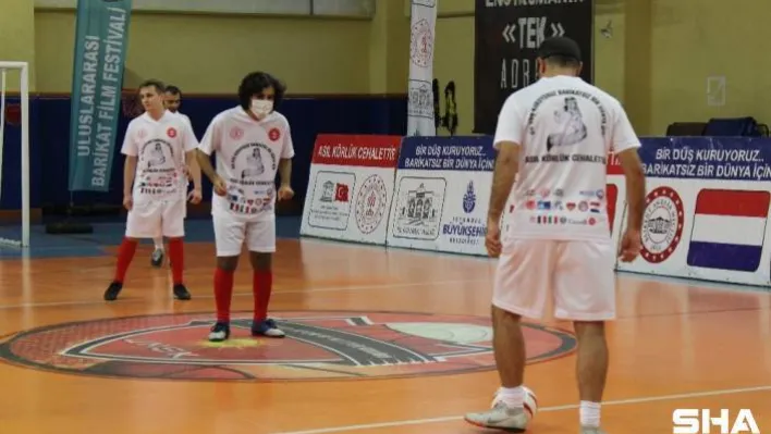 Görme engelli sporculardan futbol müsabakası