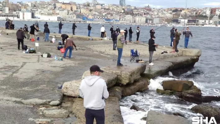 Güneşi görenler oltalarıyla Sarayburnu'na akın etti