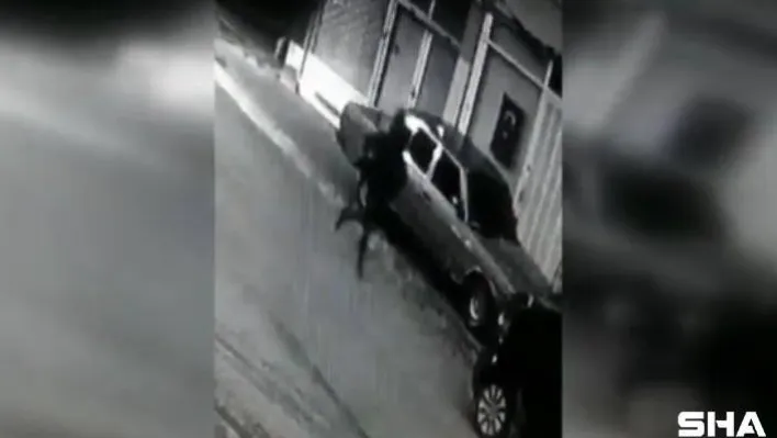 Hırsızlık yaparken ev sahibine yakalanan şüphelilerin kaçma anı kamerada