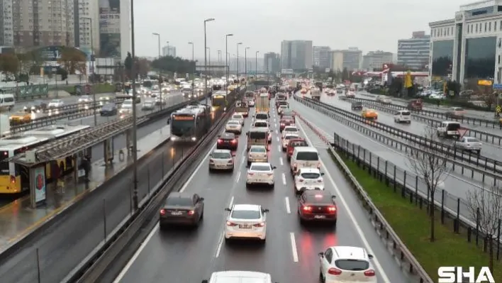 İstanbul'da yağmur ve mesai sonrası trafik yoğunluğu
