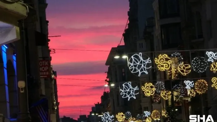 İstiklal Caddesi'nde gün batımı manzarası hayran bıraktı