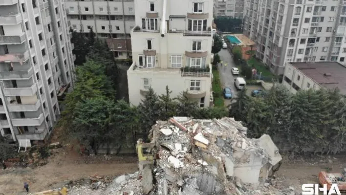 Kentsel dönüşüm için yıkılan bina, içinde insanların olduğu diğer binaya zarar verdi