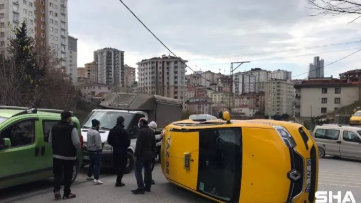 Kısıtlamada yolu boş sanıp dikkatsizce caddeye çıkan otomobil taksiye çarptı