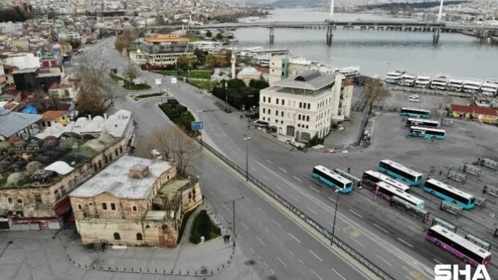 Kısıtlamanın üçüncü haftasında Eminönü Meydanı sessizliğe büründü