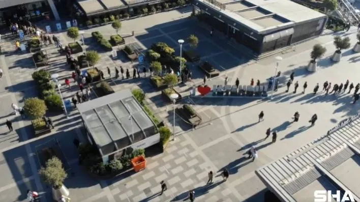 Kısıtlamaya saatler kalan AVM önünde metrelerce kuyruk oluştu