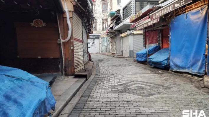 Kısıtlamayla Eminönü Meydanı boş kaldı