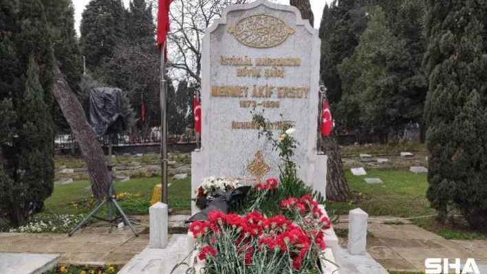Mehmet Akif Ersoy mezarı başında dualarla anıldı