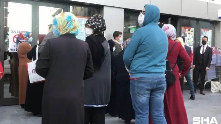 (Özel) İndirimli tencere tabak için sosyal mesafe kuralları hiçe sayıldı