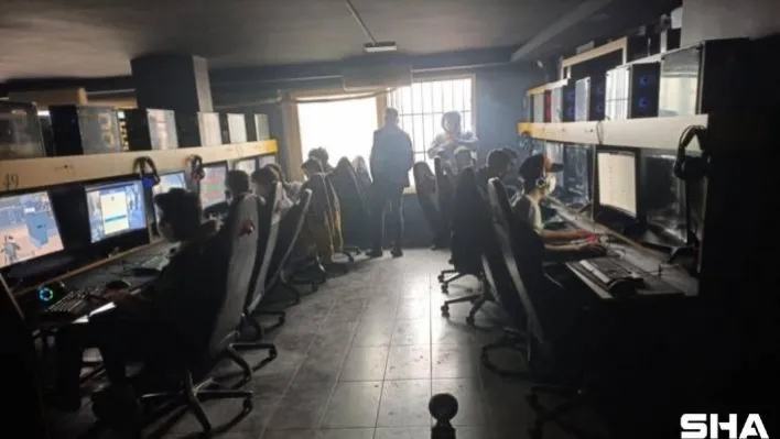 (Özel) İstanbul'da kısıtlamada internet kafeye baskın kamerada