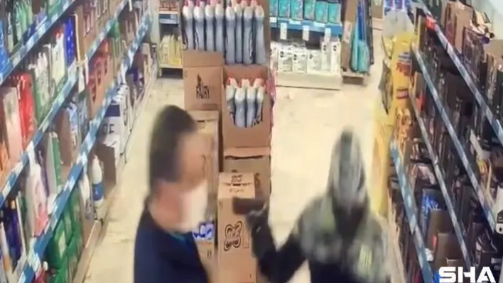 (Özel) İstanbul'da market çalışanının dehşeti yaşadığı soygun girişimi kamerada