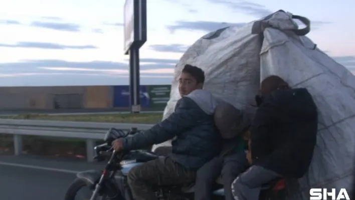 (Özel) Seyir halindeki motosiklette uyuyan çocuk şaşkınlık oluşturdu