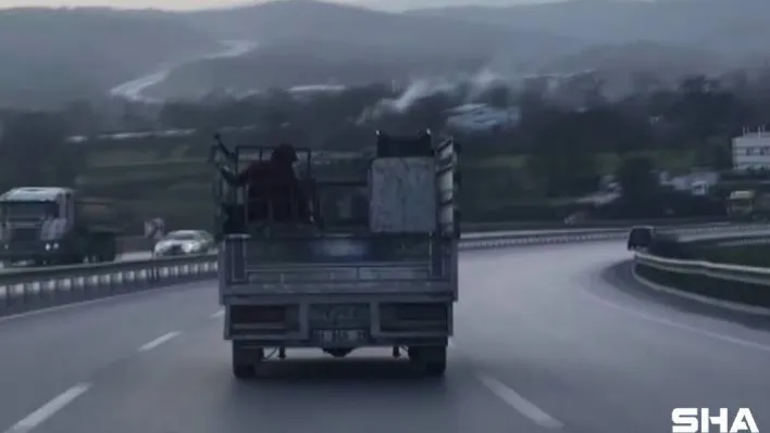 (Özel) Şile'de kamyonet kasasında tehlikeli yolculuk kamerada