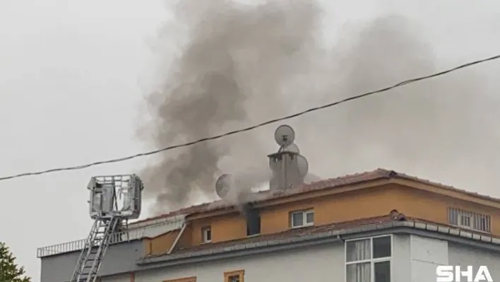 (Özel) Şişli'de komşu binada çıkan yangını terastan izlediler