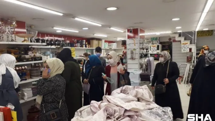 (Özel) Zeytinburnu'nda zabıta ekibini şaşırtan manzara: İndirimi duyan mağazaya koştu