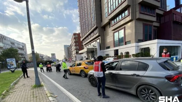 Polis ekipleri, İETT otobüsünde izin belgesi kontrolü yaptı