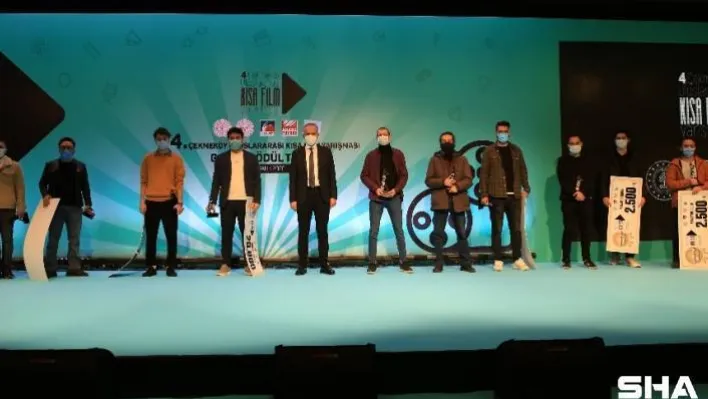 Sağlık temalı kısa film yarışmasında yönetmen doktora ödül