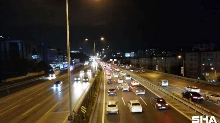 Sokağa çıkma kısıtlamasının başlamasıyla E-5'te trafik yoğunluğu