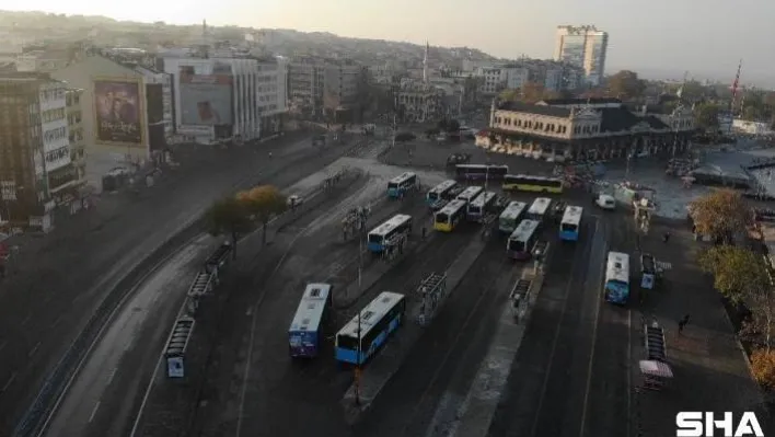 Sokak kısıtlaması sonrası sessizliğe bürünen Kadıköy ve Üsküdar Meydanı havadan görüntülendi
