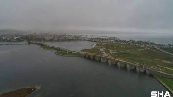 Suların yüzlerce metre çekildiği Büyükçekmece Gölü çorak araziye döndü