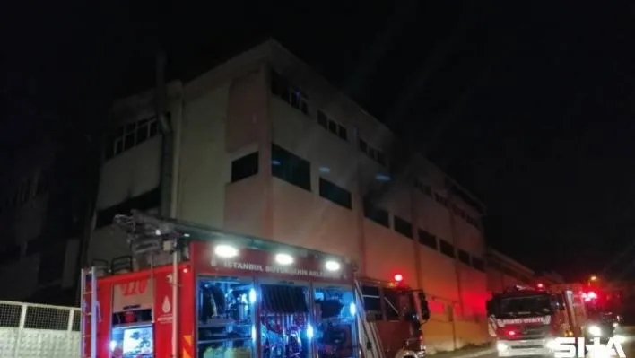 Sultanbeyli'de 3 katlı fabrikada gece yarısı korkutan yangın