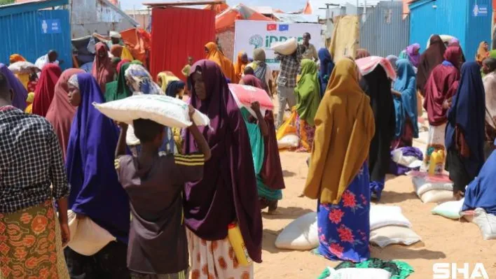 Türk hayırseverlerin yardımlarıyla Somalili sel mağdurlarının yaraları sarılıyor