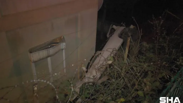 Virajı alamayan otomobil binanın bahçesine uçtu: 3 yaralı