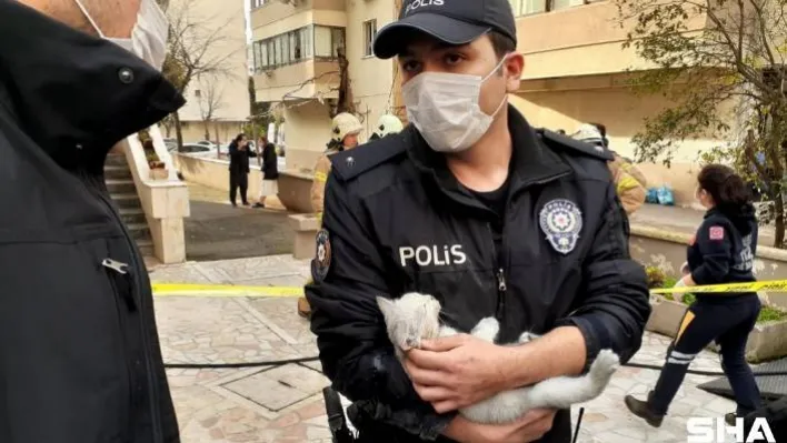 Yangında mahsur kalan yavru kediyi polis memuru kurtardı