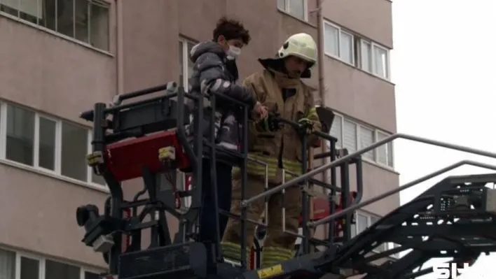 Yangının çıktığı apartmanda mahsur kalan vatandaşları itfaiye kurtardı