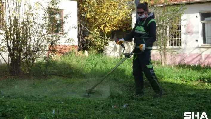 80 saatlik kısıtlamada 65 yaş üstü vatandaşların bahçelerinin bakımı yapıldı