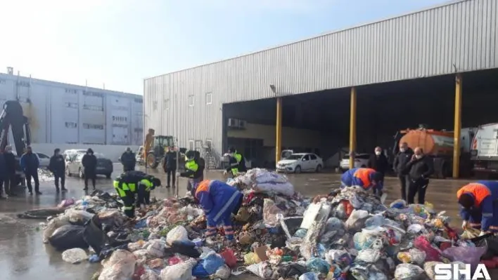 Belediye ekipleri unutulan altınları didik didik çöpler arasında aradı