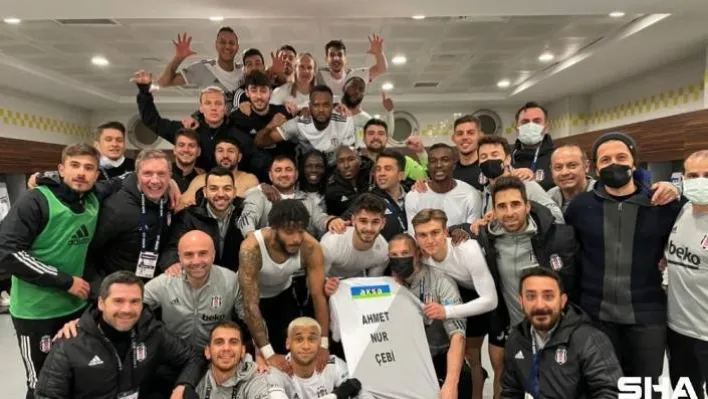 Beşiktaşlı futbolcular galibiyeti Başkan Çebi'ye armağan etti