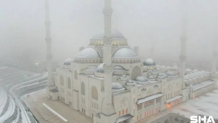 Beyaz örtüye bürünen Çamlıca Camii havadan görüntülendi