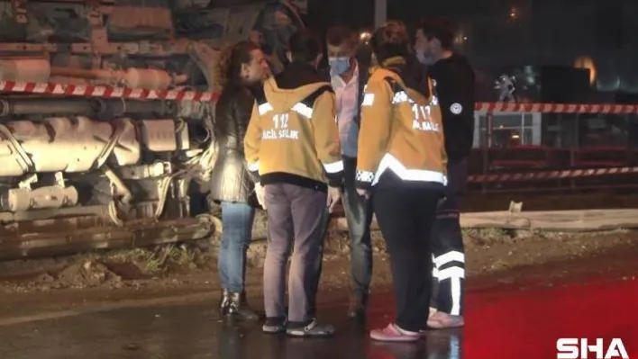 Beylikdüzü'nde ambulans kontrolden çıkarak devrildi: 2 yaralı