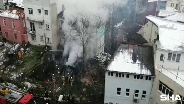 Beyoğlu'nda metruk ahşap ev yangında küle döndü