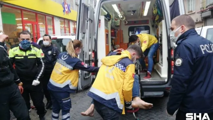 Beyoğlu'nda sokak ortasında bıçaklı kavga: 2 yaralı