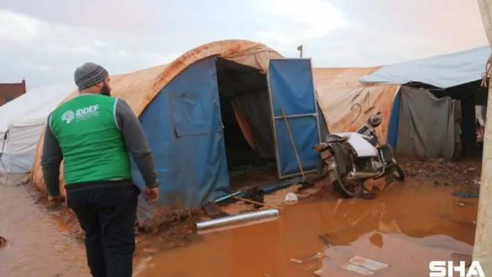 Çadırları su içinde kalan Suriyeli aileler yardım bekliyor