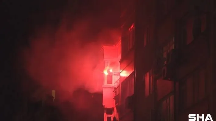 Camlara çıkıp tencere ve kaşıkları birbirine vurarak yılbaşına girdiler, bardak ve şişeleri sokağa attılar